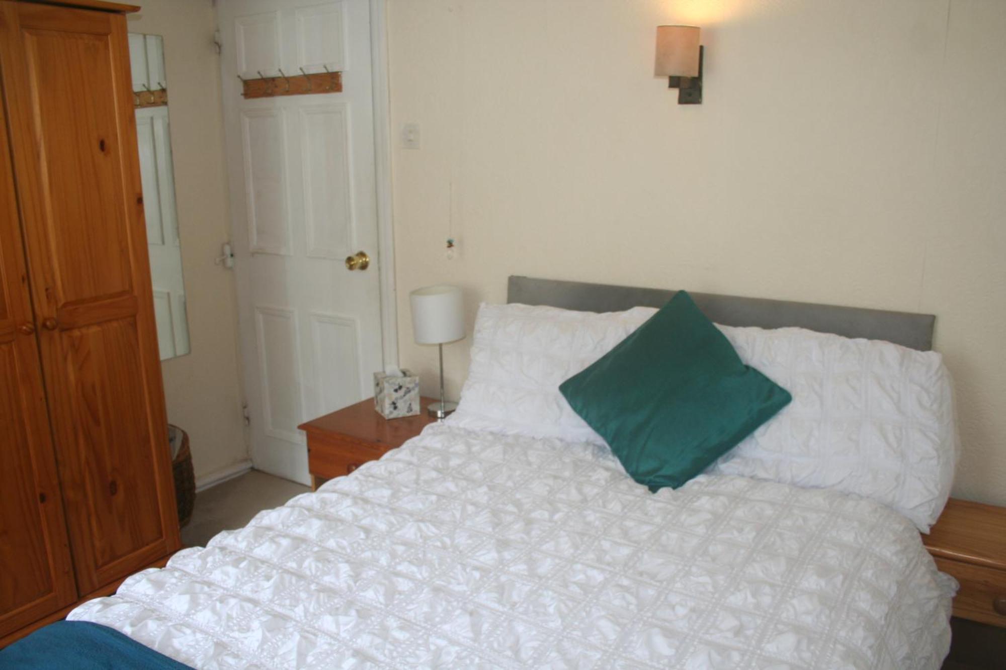 Coynant Farm Guesthouse - Farm Park Stay Суонзи Стая снимка